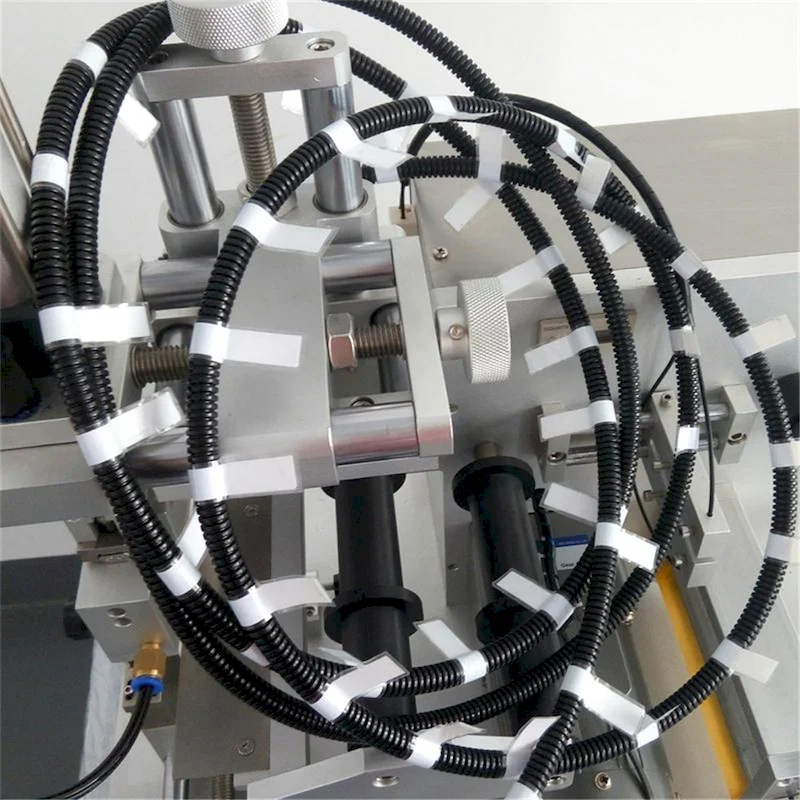 Self-adhesive labeling machine, Label folding machine Självhäftande etikettmaskin, vikningsmaskin för etiketter
