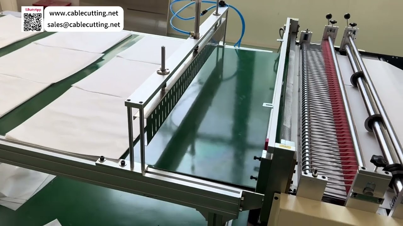 Dubbelskiktat nonwoven-tyg roterande skär- och transportörbearbetningssystem med automatisk skärning